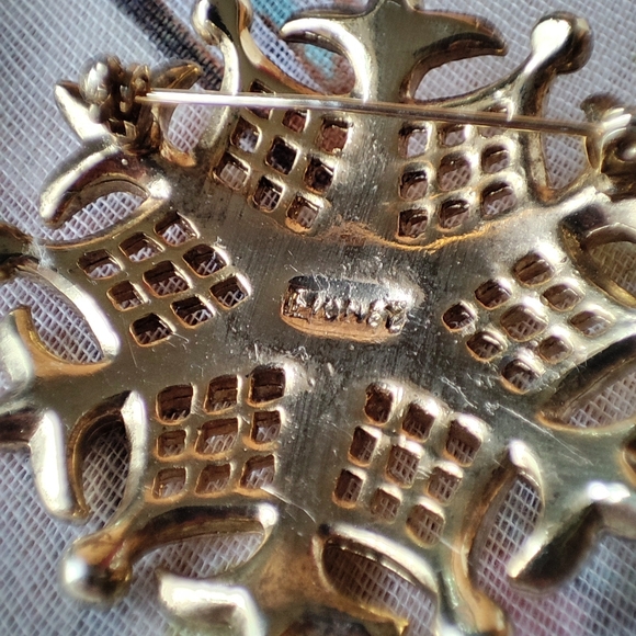 Monet Heavy Electroplate Signed Snowflake Unisex Vintage Rhinestone Brooch Pin - Picture 6 of 11